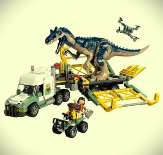 🦖 Vypravte se na převoz dinosauří hvězdy! 🚚 LEGO Jurassic World Dinosauří mise: Přeprava allozaura je stavěcí set s 588...
